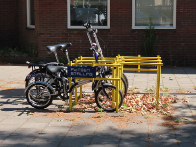 915140 Afbeelding van een gele 'fietsenstalling in Rietveldstijl', op de hoek van de Stadionlaan en de Adriaen van ...